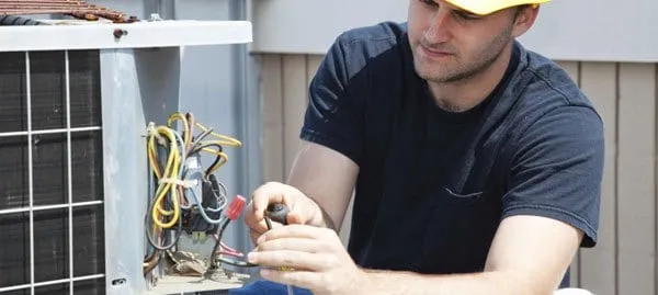 Tecnico che installa una telecamera a circuito chiuso