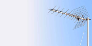 Antenna TV esterna contro il cielo