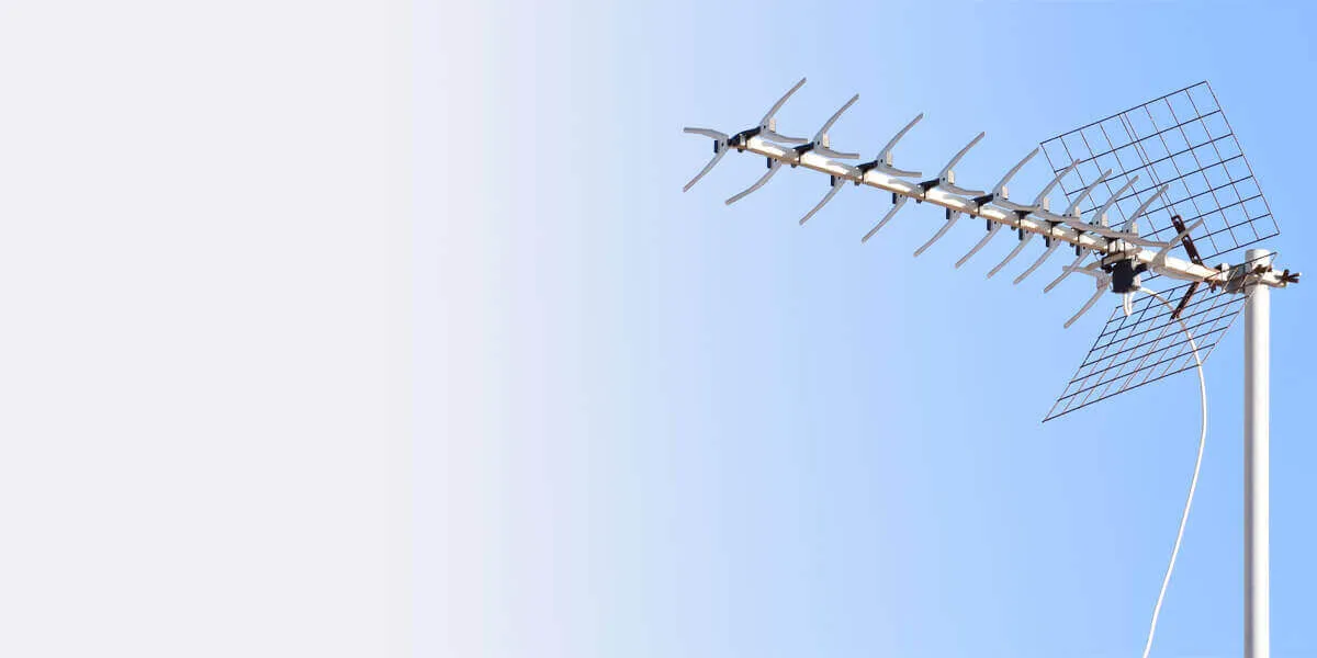 Antenna TV esterna contro il cielo